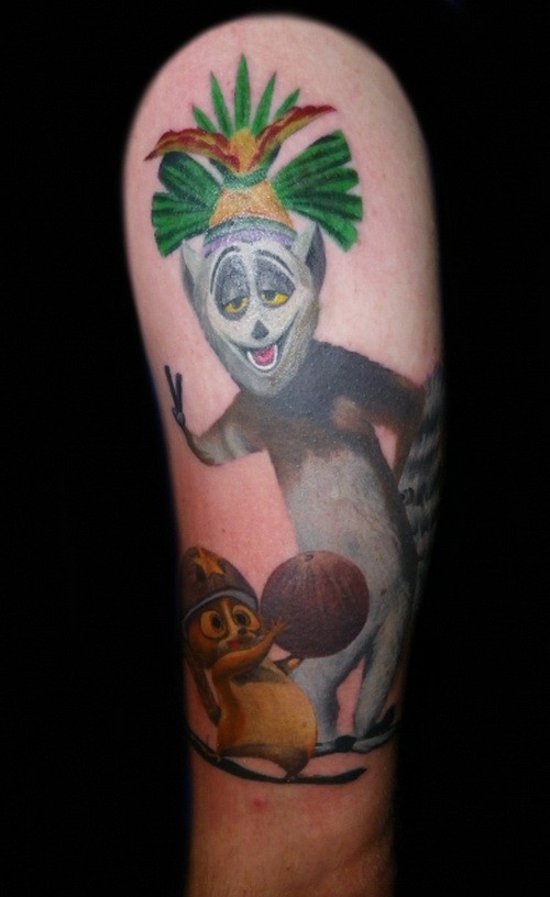 Tatuaje en el brazo,
lémur rey divertido de dibujos animados