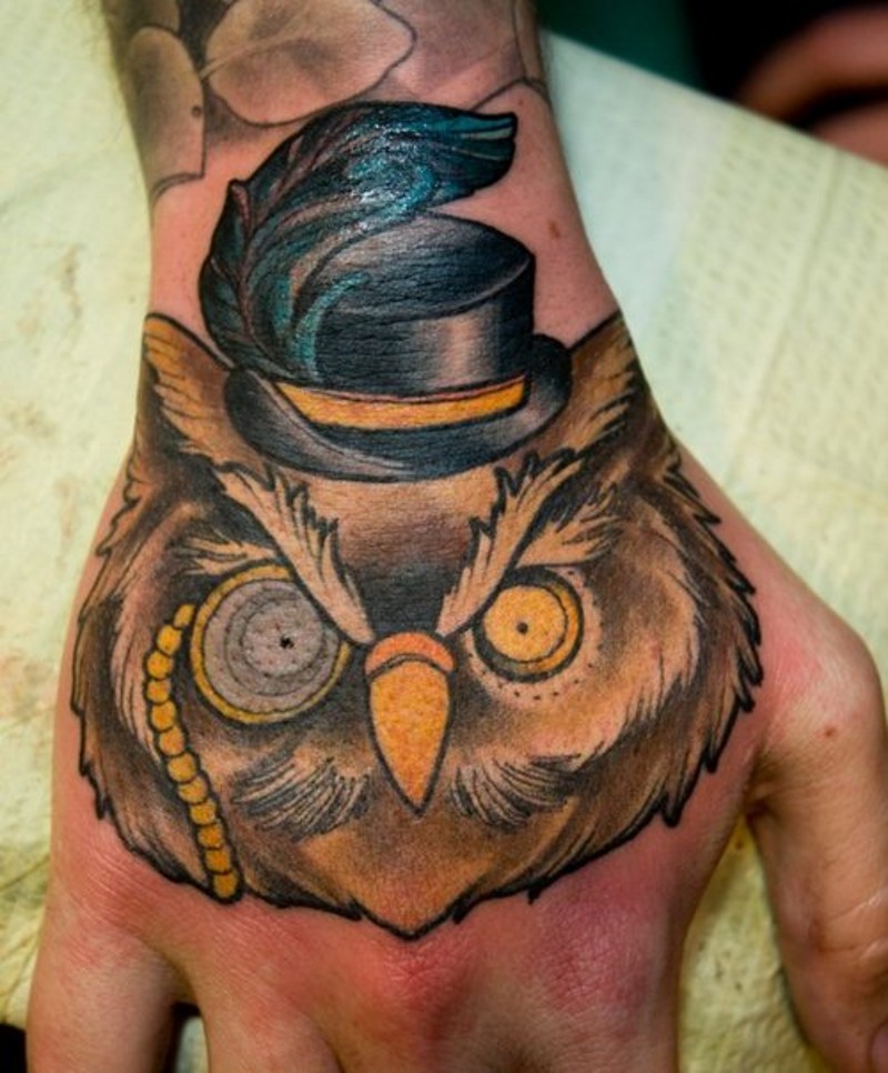 divertente gentiluomo gufo animale colorato tatuaggio su mano