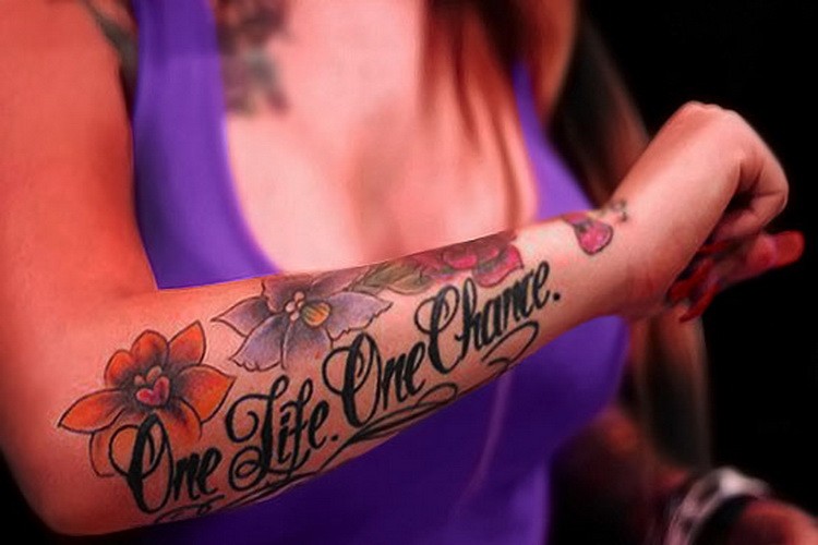 Tattoo mit Zitat " Ein Leben - eine Chance" mit bunten Blumen am Arm für Frauen