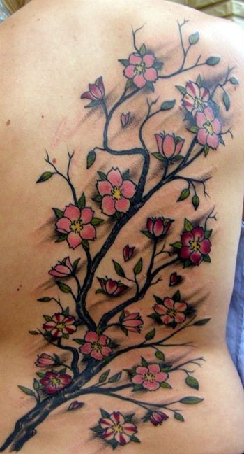 Tatuaje en la espalda,
rama de árbol japonés con flores pequeñas