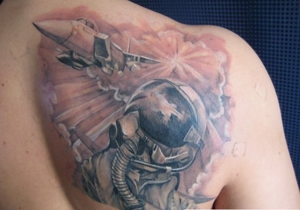 Cinza lavou bela tatuagem escapular pintado de piloto combinado com avião de caça a jato