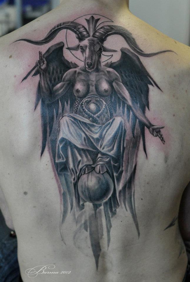 Gran tatuaje de Baphomet en la parte superior de la espalda