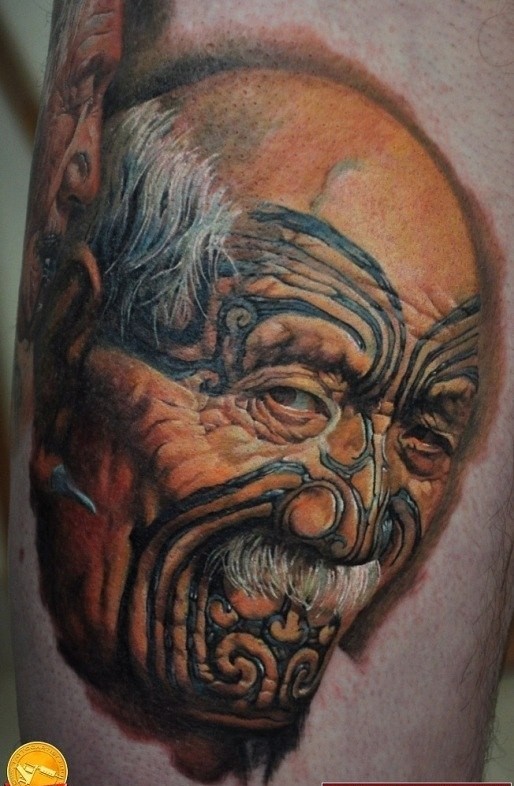 grande testa indiano con coloritura tatuaggio avambraccio