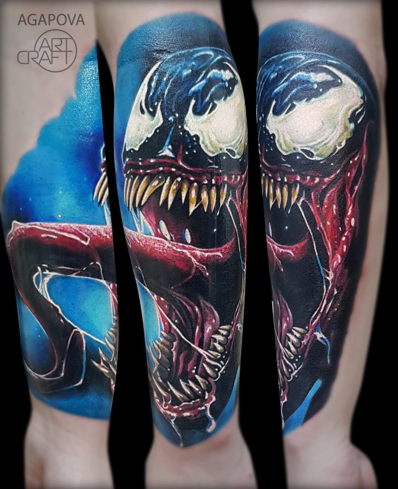 Gran tatuaje de Venom en el antebrazo