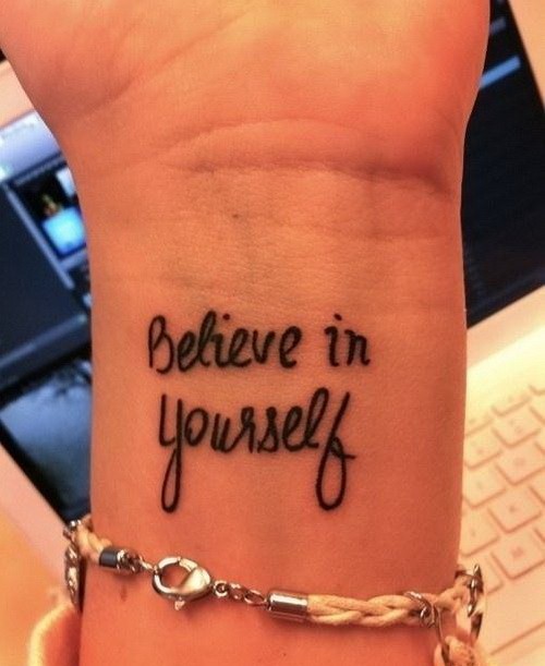 Wunderbares Tattoo mit Zitat &quotGlaub an dich" am Arm