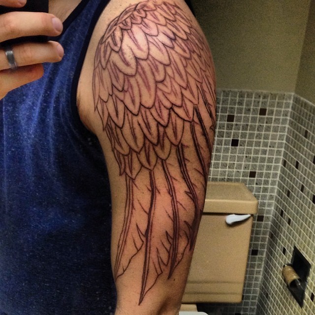 Tatuaje en el brazo, ala divina de una ave grande