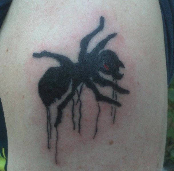 Great black-ink ant with smudges tattoo on shoulder