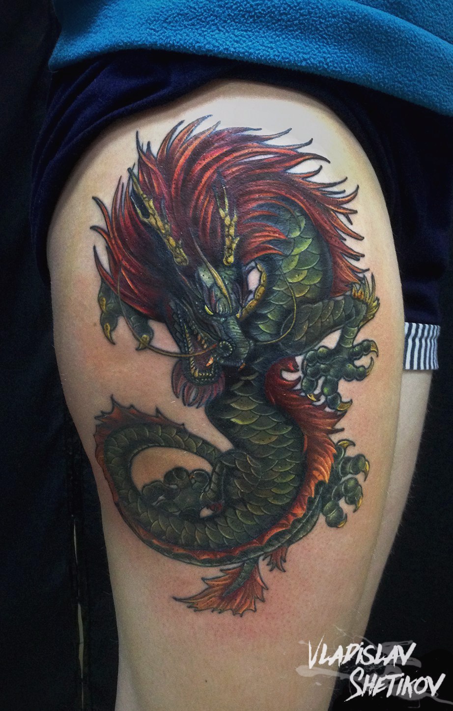 Gran tatuaje de dragón chino en el hombro