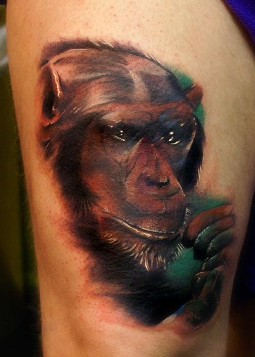 Tatuaje en el muslo, 
cabeza de chimpancé atento