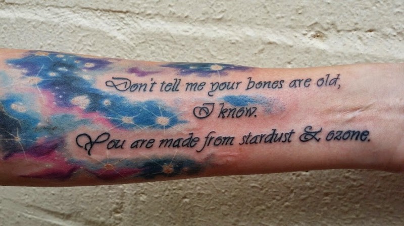 grande bella scrittura con stelle tatuaggio su braccio