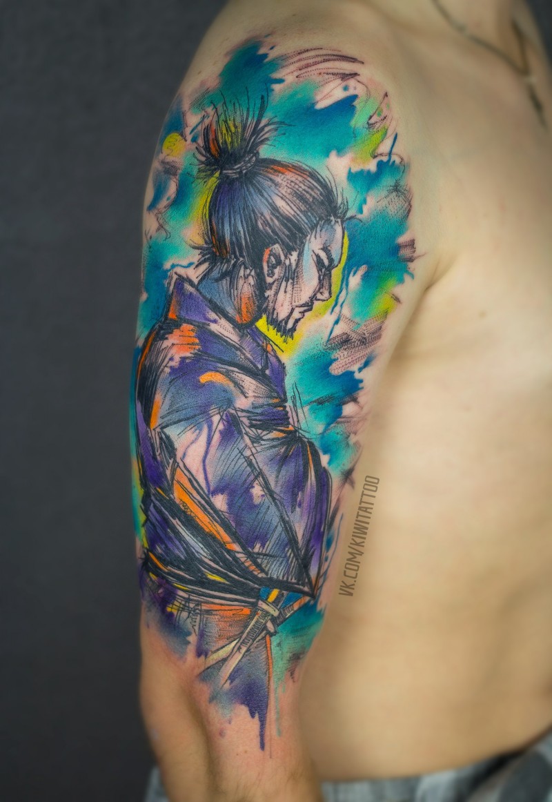 Gran tatuaje de samurai colorfull en el hombro