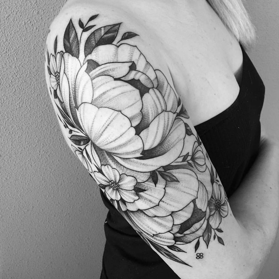 Gran tatuaje de flores en el hombro para mujer