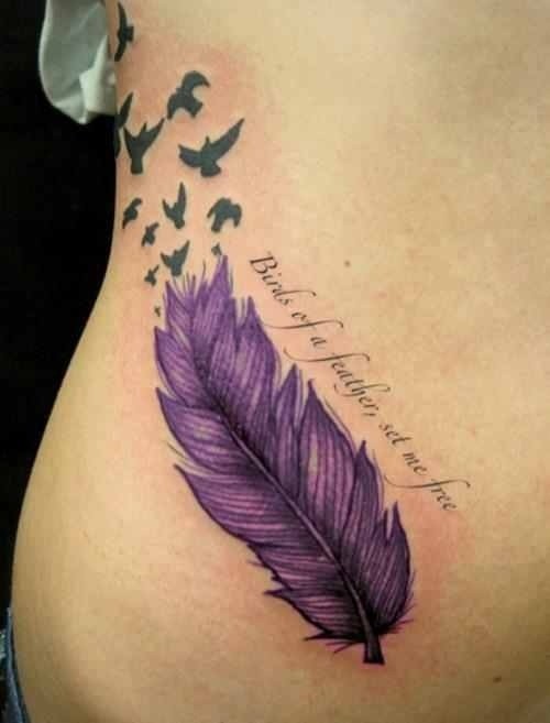 grande lanuginoso viola piuma di uccello con scritto tatuaggio su fianco