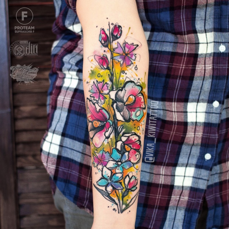 Gran tatuaje de flores femeninas en la muñeca