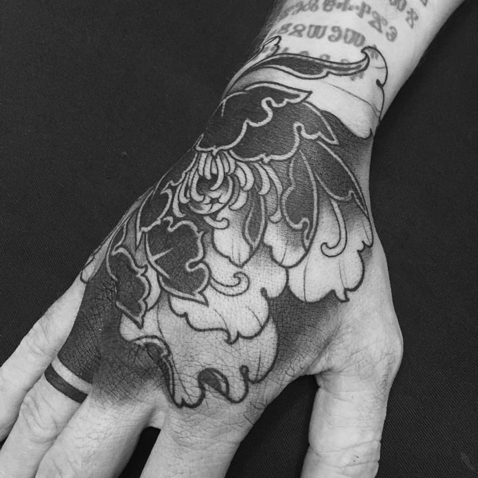 Grande tatuaggio grigio con fiore sul polso e sull&quotavambraccio