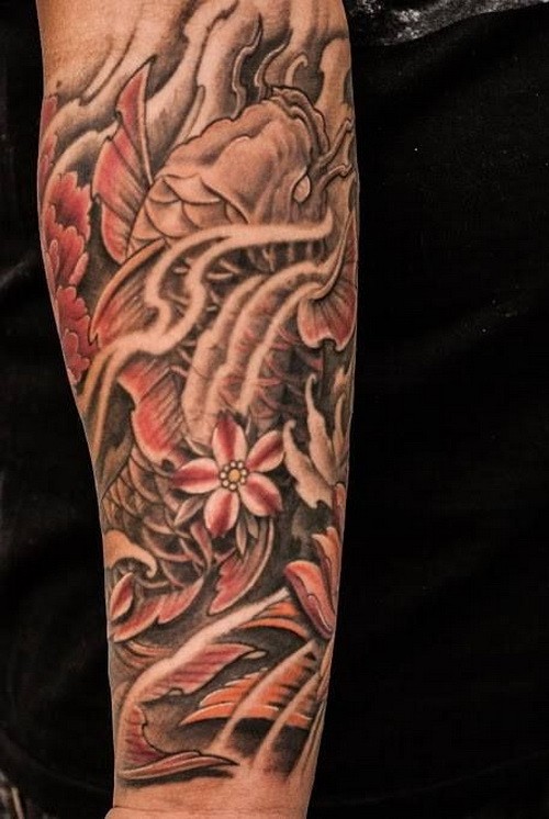 Tatuaje en el antebrazo, pez japonés en el agua con flores