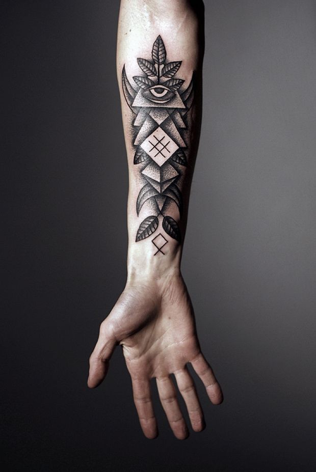 Tatuaje en el antebrazo, figuras geométricas y hojas