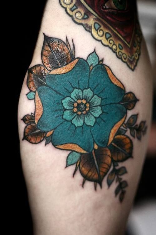 Tatuaje en el brazo, flor extraña preciosa, old school