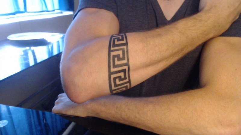 Great ornamented band tattoo on forearm