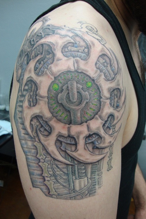 robo grigio ruota dentata tatuaggio sulla spalla