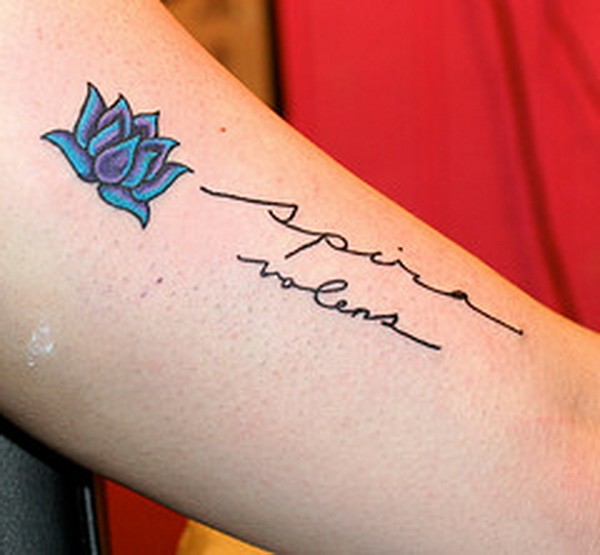 Tatuaje en el antebrazo,
loto azul diminuto con inscripción