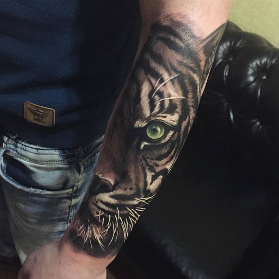Grand tatouage de tête de tigre sur l&quotavant-bras