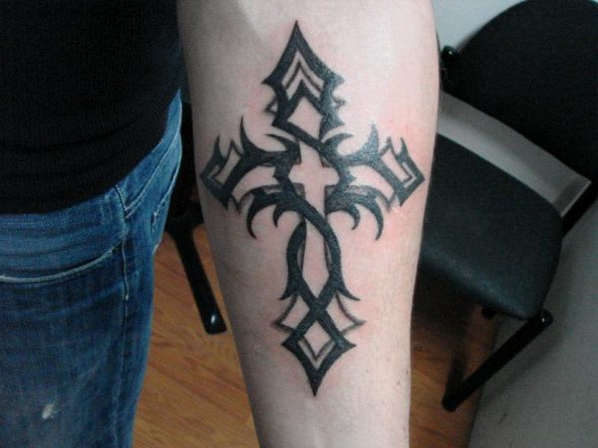 Kreuz unterarm tattoo männer Tattoo auf
