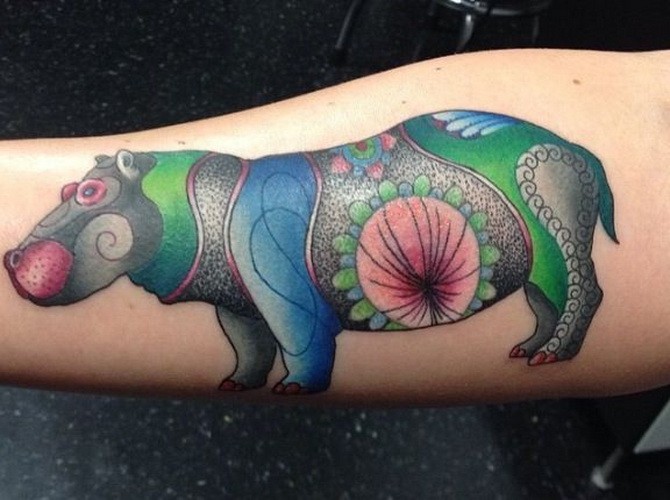 Tatuaje en el antebrazo,
hipopótamo con patrón floral precioso