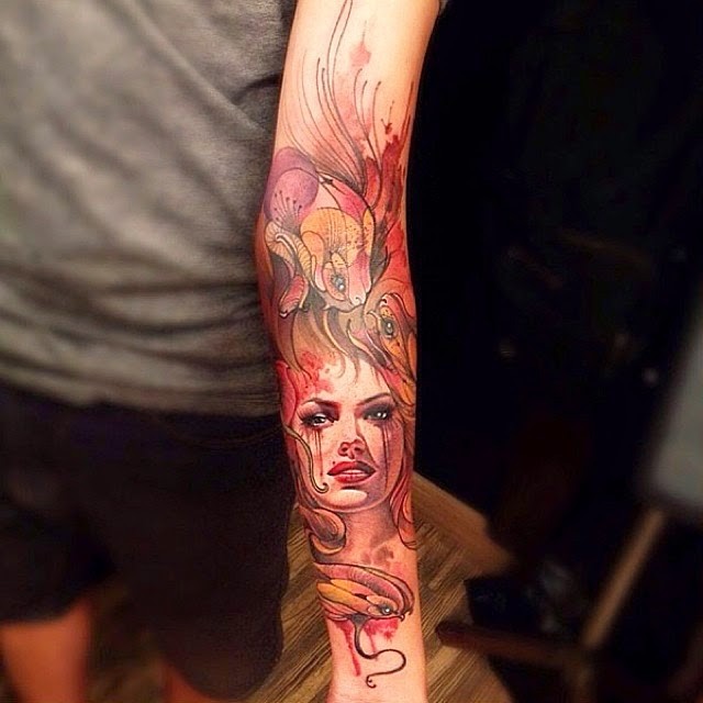 Großartiges Tattoo vom Gesicht einer jungen Frau in lebhaften Farben als Ärmel gestaltet am Unterarm für Männer