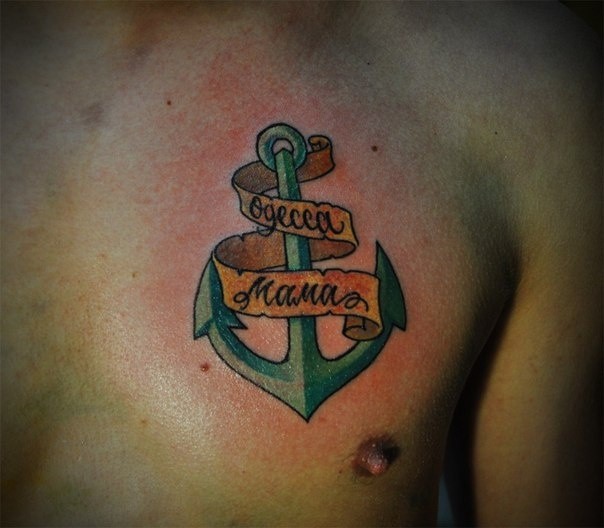 Tatuaje en el pecho, 
ancla verde con cinta