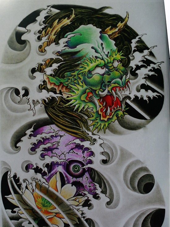 Demônio chinês verde com caveira roxa escondendo e desenho de tatuagem de lótus laranja
