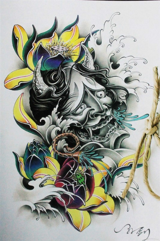 Cabeça de diabo tradicional cinza rodeada de desenho de tatuagem de flores de lótus amarelo