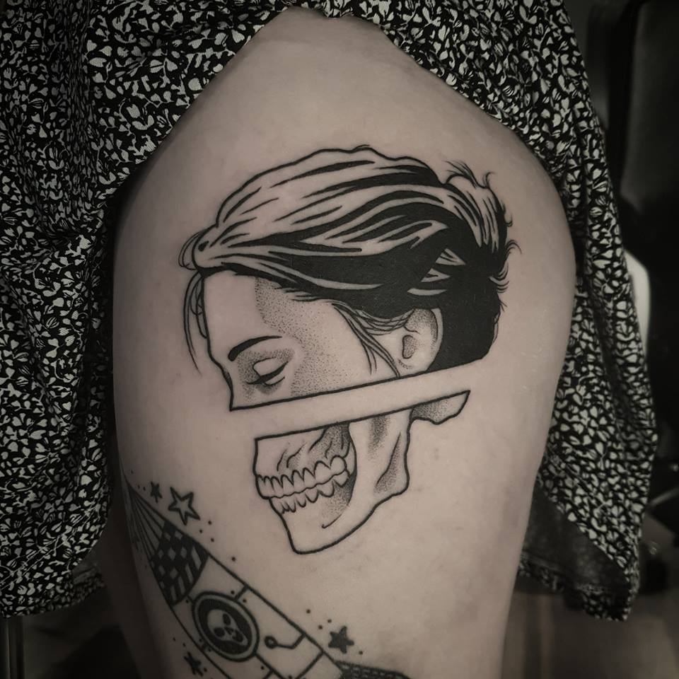Half woman hals skull tattoo on thigh