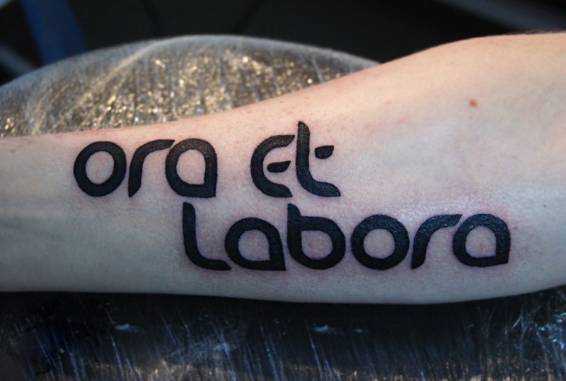 quotidiano ora e laboratorio scritto tatuaggio per uomo su braccio