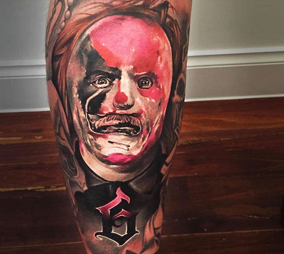 Tatuaggio di uomo con la maschera da brivido colorato in stile film horror