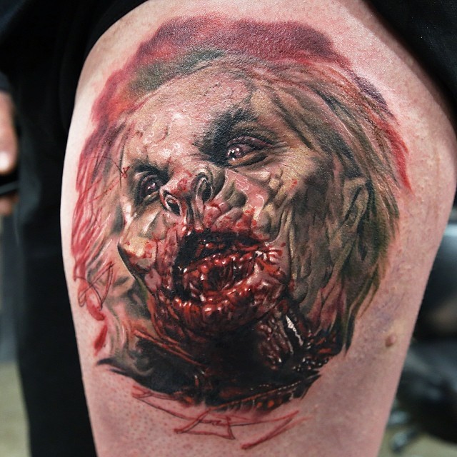 Horror estilo de filme colorido tatuagem coxa de cara de monstro sangrento