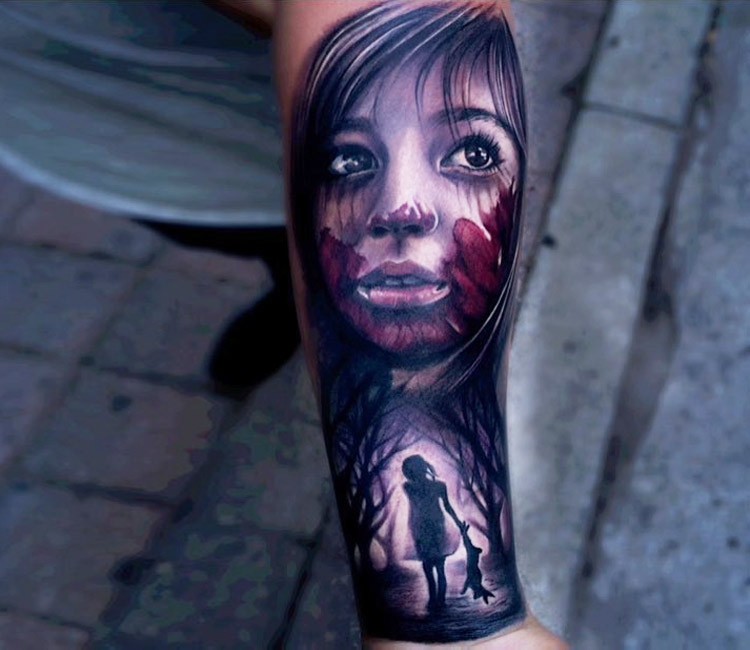 Horror película temática de color tatuaje de cara de niña sangrienta