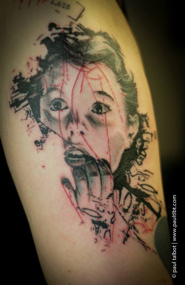 Horror estilo assustador procurando mulher assustada tatuagem