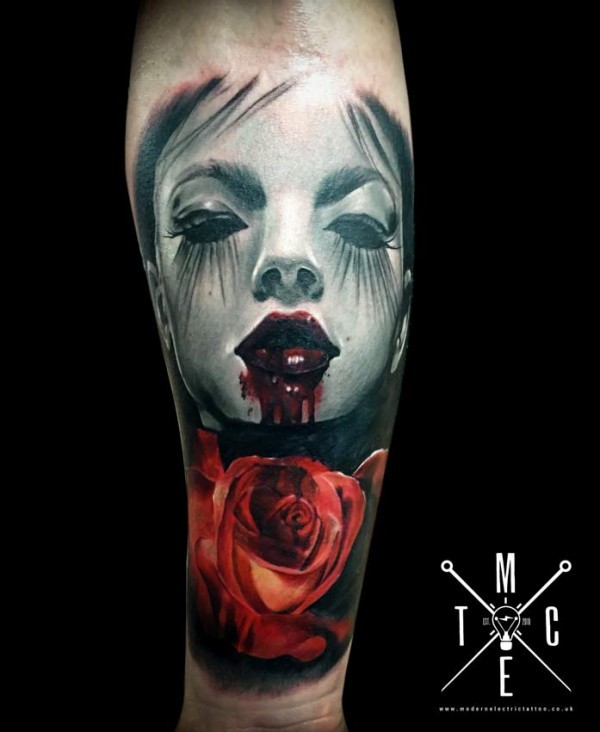 Horror temáticos colorido tatuagem antebraço do retrato da mulher com saltos sangrentos