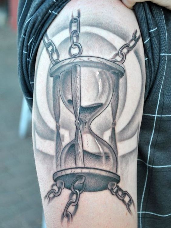 Ampulheta com tatuagem grande cadeia