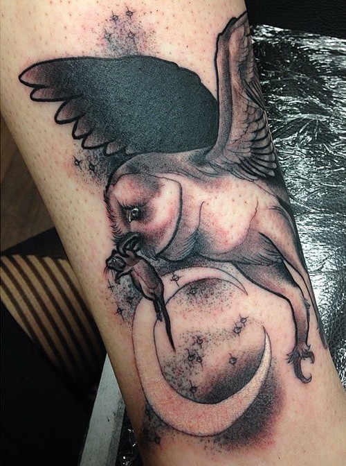 Schwarzweißes Bein Tattoo von riesiger Eule mit winzigem Nagetier im Schnabel
