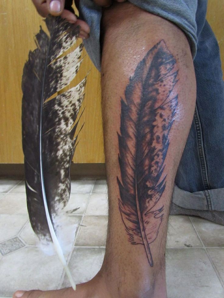 Tatuaje en la pierna, pluma grande larga de águila divina