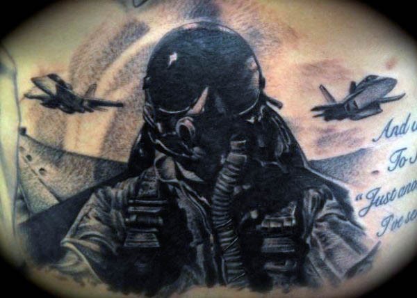 Tatuagem colorida estilo ilustrativo do piloto moderno em avião de combate combiend com letras