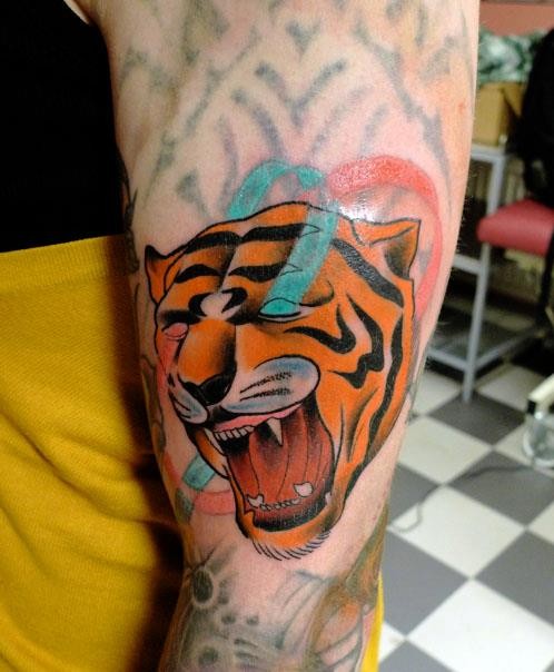 Estilo ilustrativo colorido tatuagem de tigre rugindo