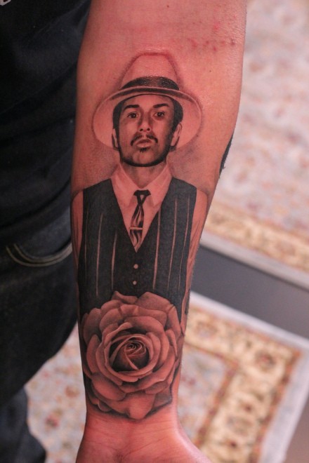 Beeindruckendes amerikanisches klassisches Tattoo Porträt am Unterarm