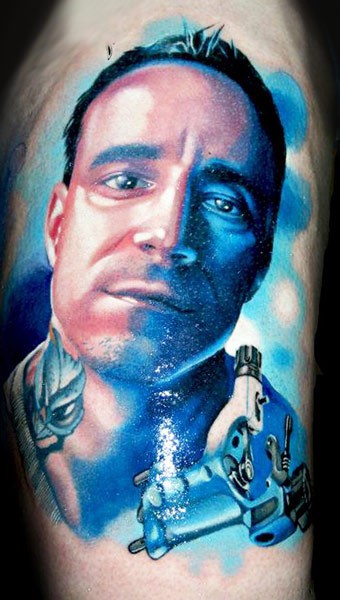 Tatuagem de retrato impressionante homem colorido combinado