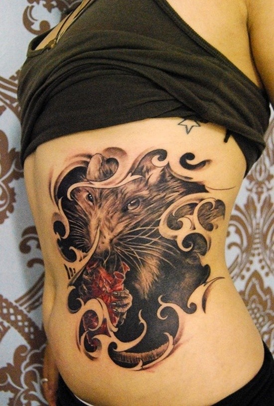 Beeindruckendes Tattoo von haltendem in Pfoten rotes Herz Nagetier an der Seite