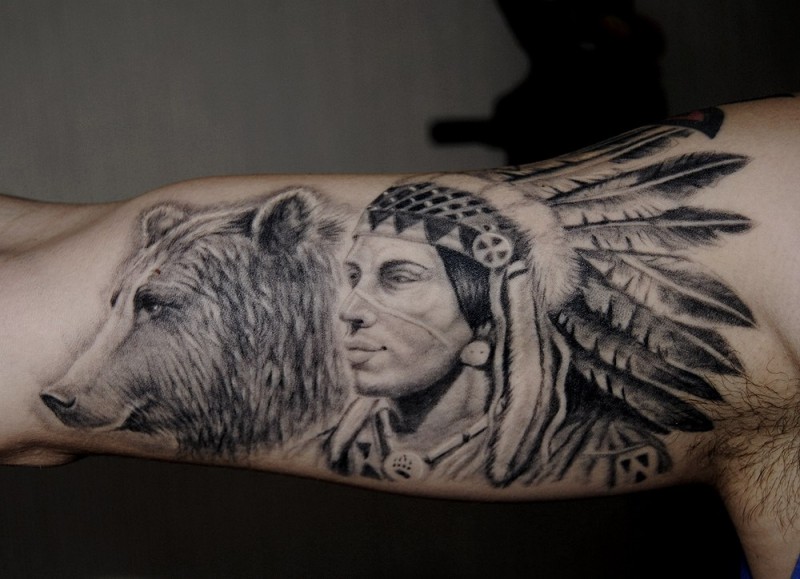 indiano guerriero con orso tatuaggio a mezza manica