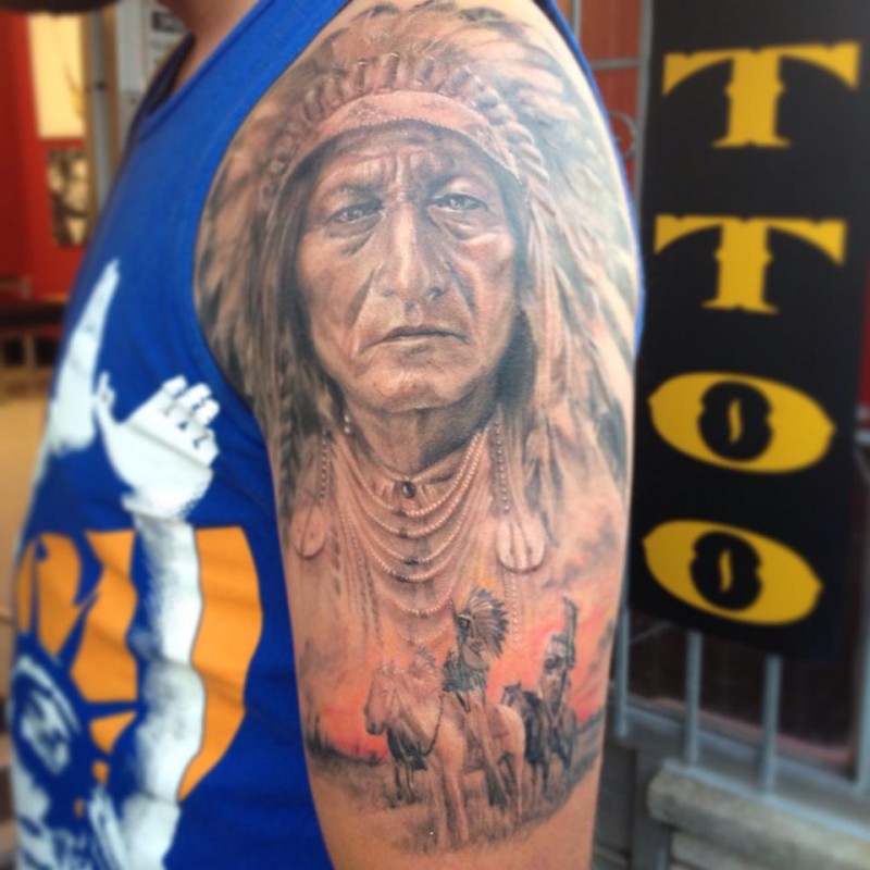 Tatuaje en el brazo,
indio y guerreros a caballos