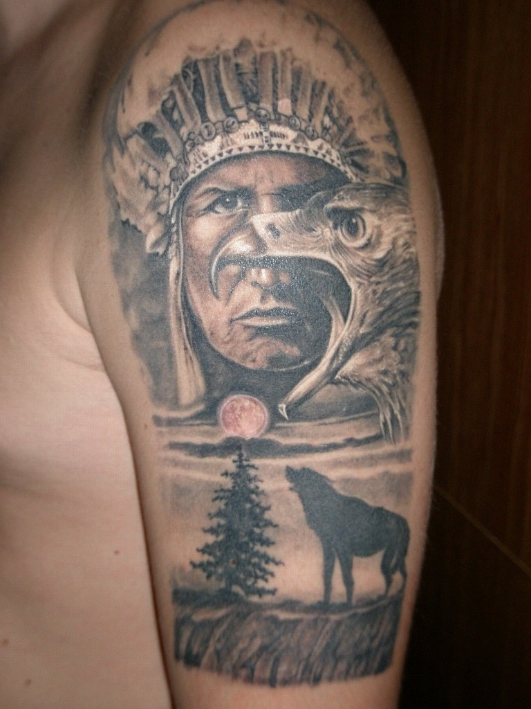 Indianer mit Adler und Wolf Tattoo an der Schulter